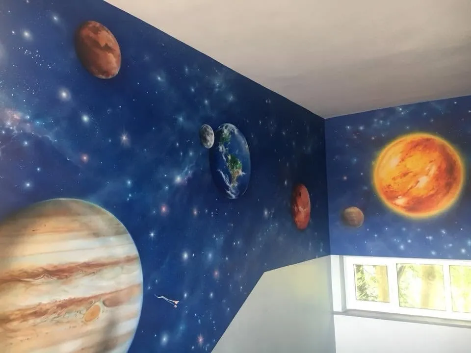 Mural Kosmos: Jowisz, Mars i inne planety na granatowym niebie