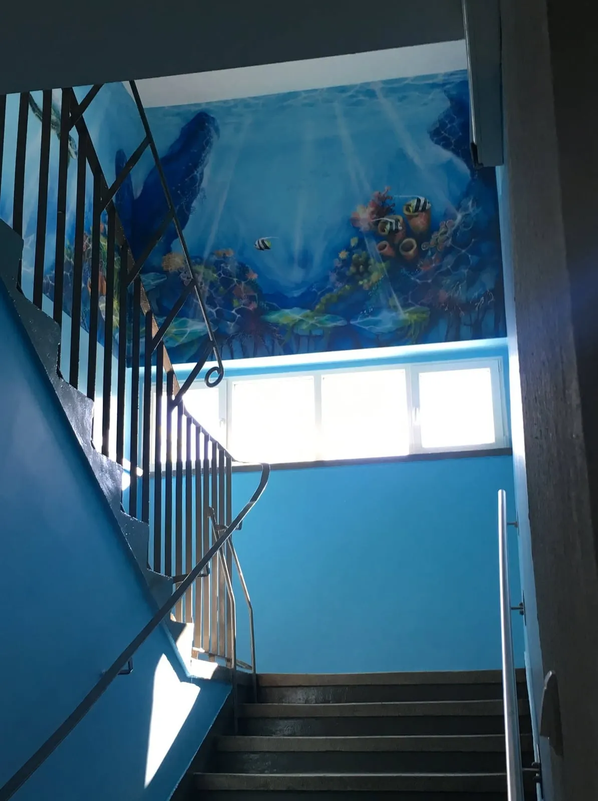 Mural Ocean nad szkolnymi schodami