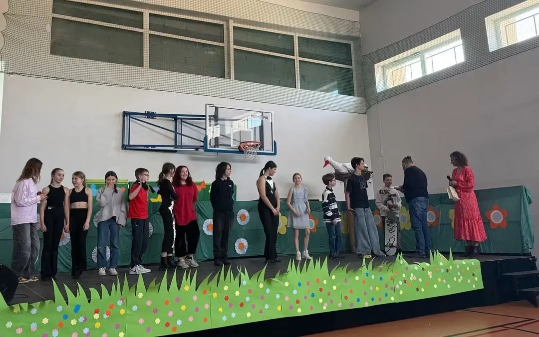 Uczniowie podczas występu na mobilnej scenie